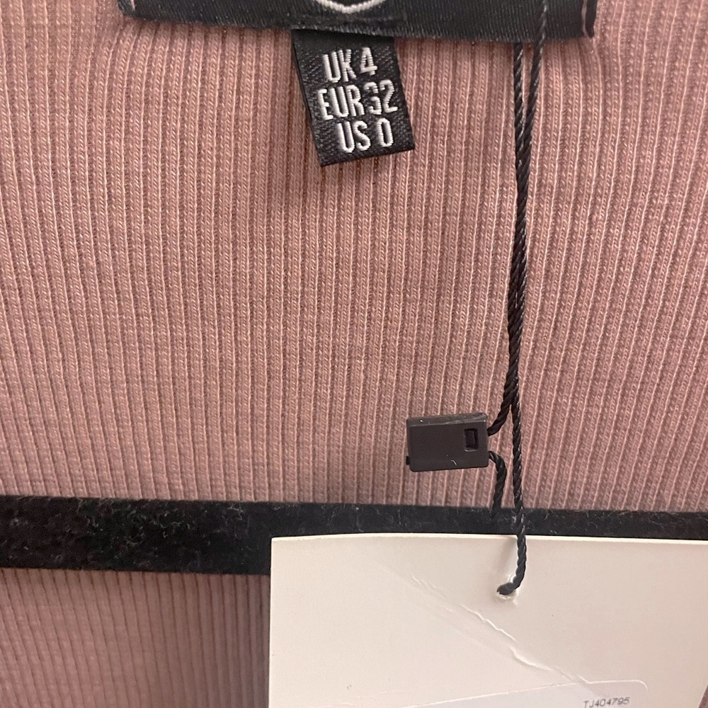 Missguided Short Sleeve Wrap Over Ribbed Crop Top In Mauve - Picture 3 of 4